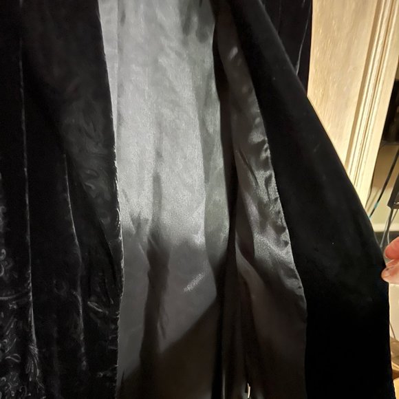 Beautifiul Crushed Velvet Jacket - Picture 5 of 6